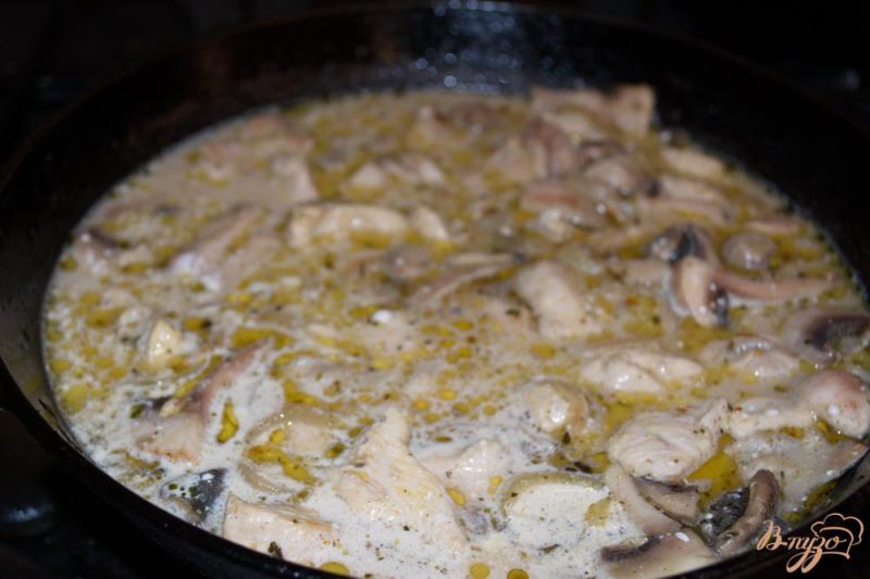 Фото приготовление рецепта: Куриное филе со сметано-грибной подливкой шаг №6