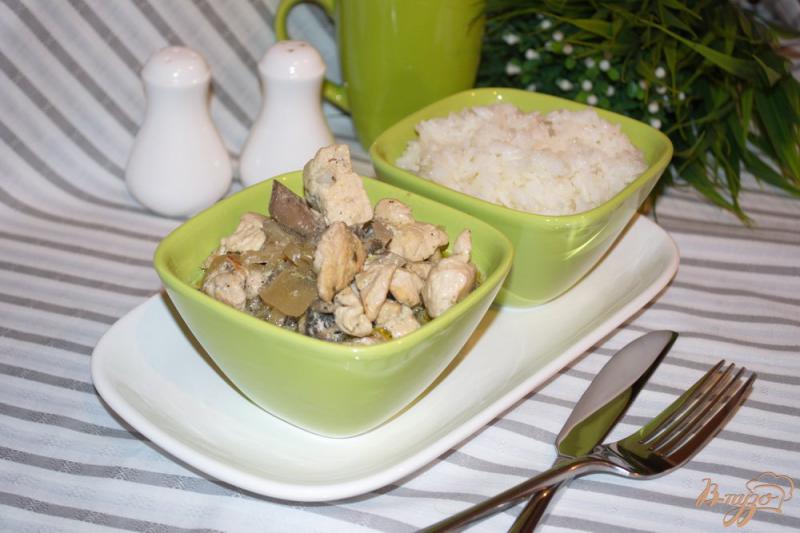 Фото приготовление рецепта: Куриное филе со сметано-грибной подливкой шаг №7