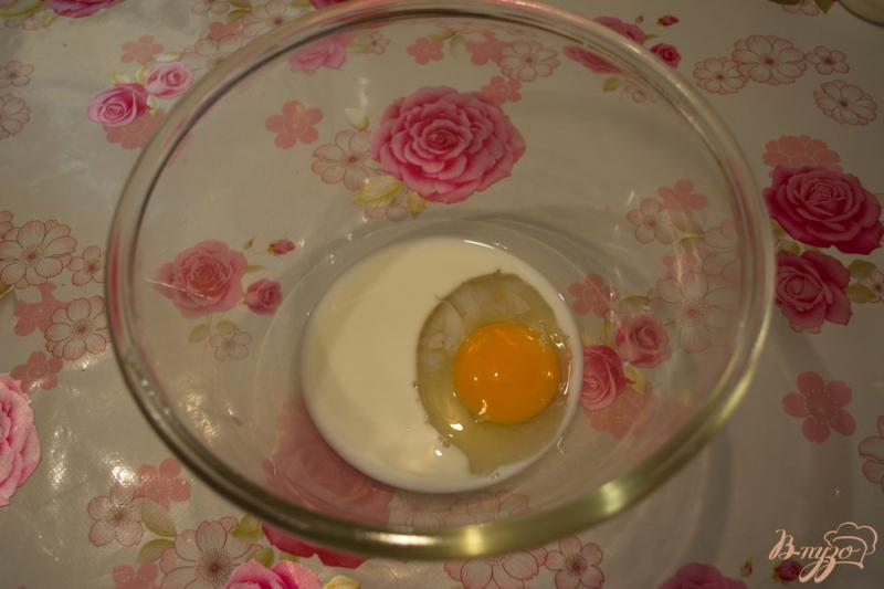 Фото приготовление рецепта: Блинчики яичные с крем сыром и зеленью шаг №1
