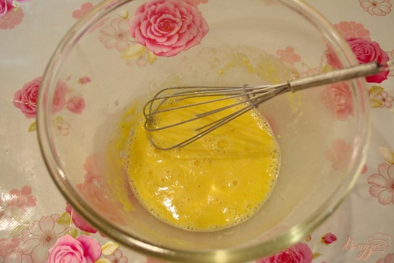 Фото приготовление рецепта: Блинчики яичные с крем сыром и зеленью шаг №2