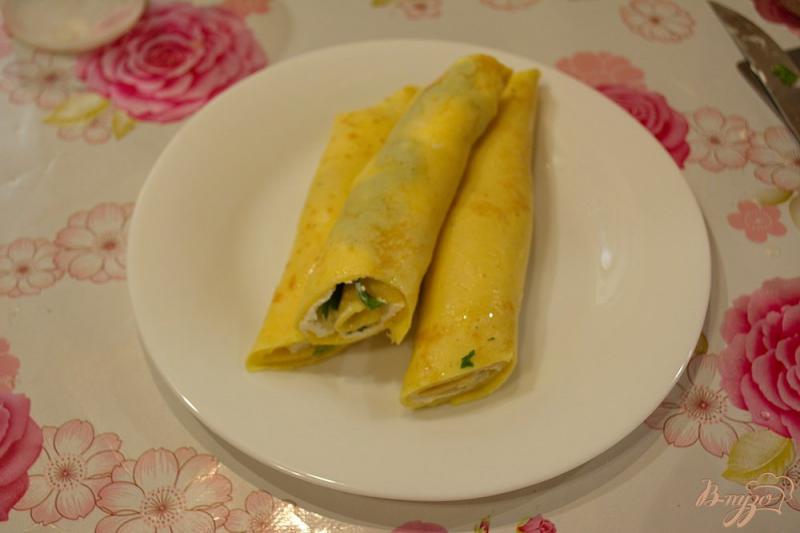 Фото приготовление рецепта: Блинчики яичные с крем сыром и зеленью шаг №4