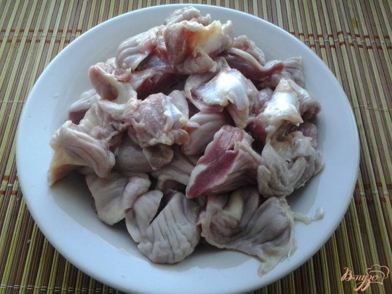 Фото приготовление рецепта: Куриные желудки под луковым соусом в горшочке шаг №1