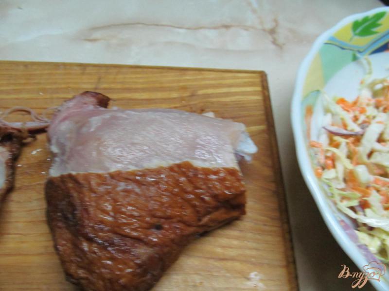 Фото приготовление рецепта: Салат с копченной курицей шаг №4