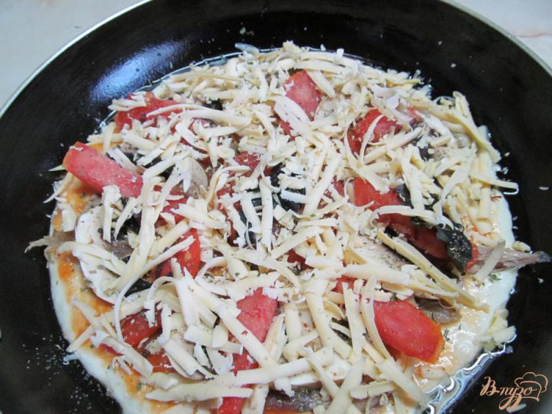 Фото приготовление рецепта: Пицца в сковороде с мясом утки грибами и помидором шаг №6