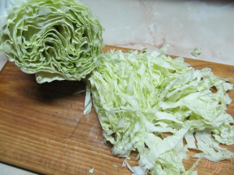 Фото приготовление рецепта: Салат из пекинской капусты помидора и салями шаг №1