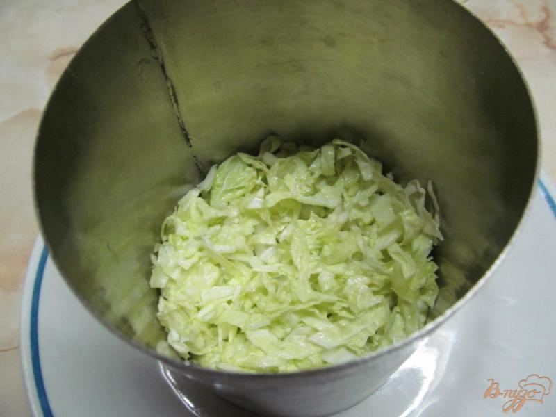 Фото приготовление рецепта: Салат из пекинской капусты помидора и салями шаг №3