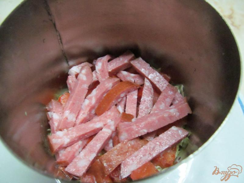 Фото приготовление рецепта: Салат из пекинской капусты помидора и салями шаг №5