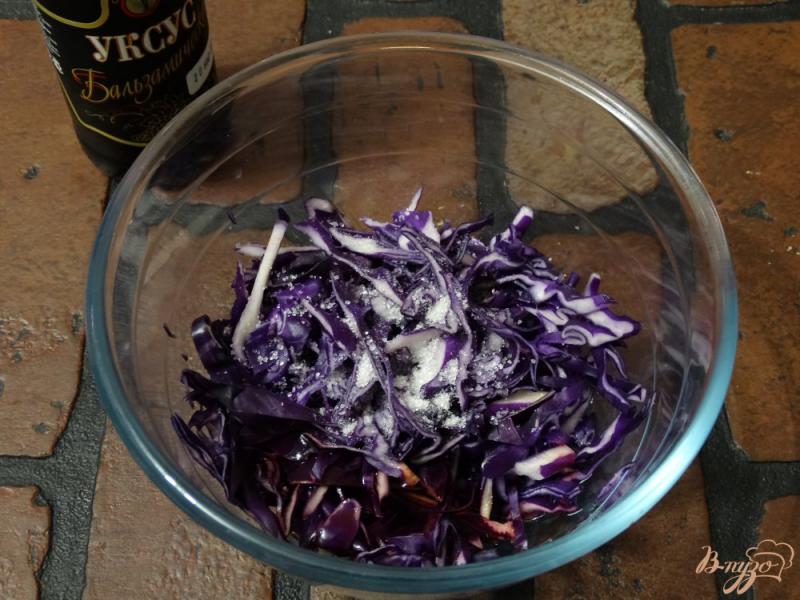 Фото приготовление рецепта: Салат из красной капусты с кукурузой шаг №2