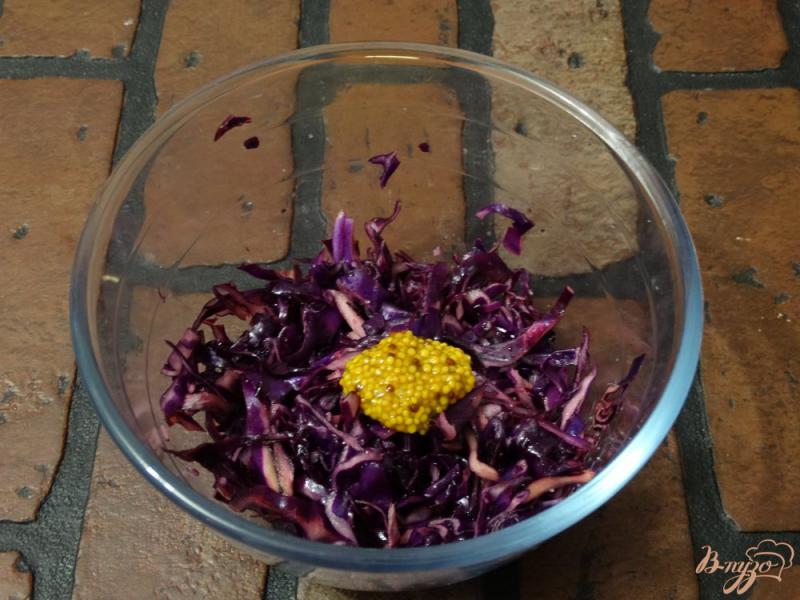Фото приготовление рецепта: Салат из красной капусты с кукурузой шаг №4
