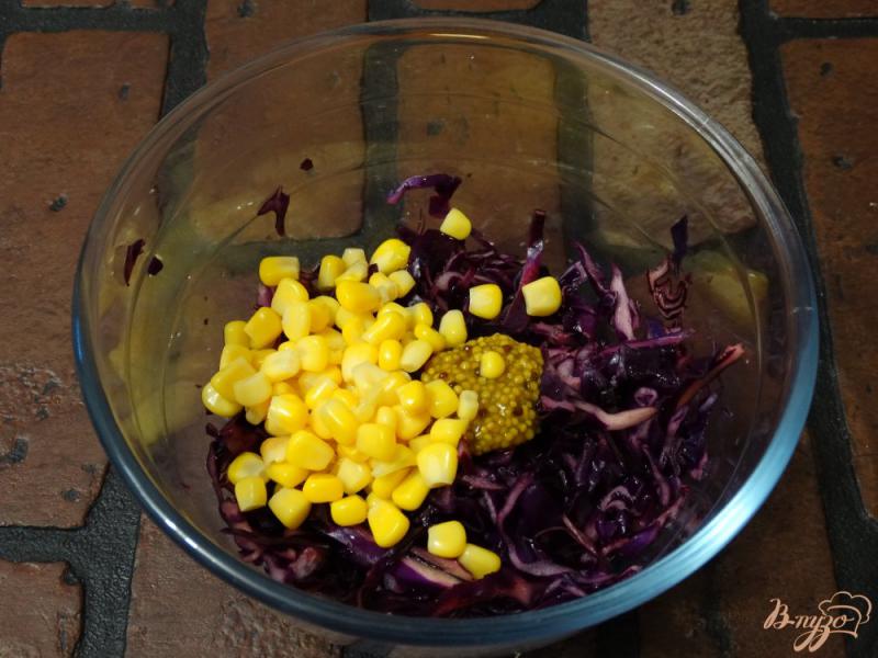 Фото приготовление рецепта: Салат из красной капусты с кукурузой шаг №5