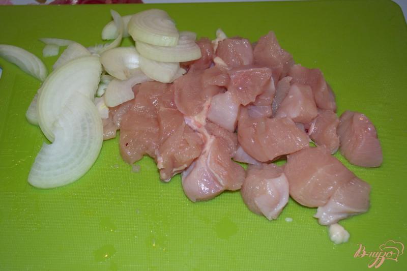 Фото приготовление рецепта: Тушеная картошка с курицей, помидорами и сыром шаг №1