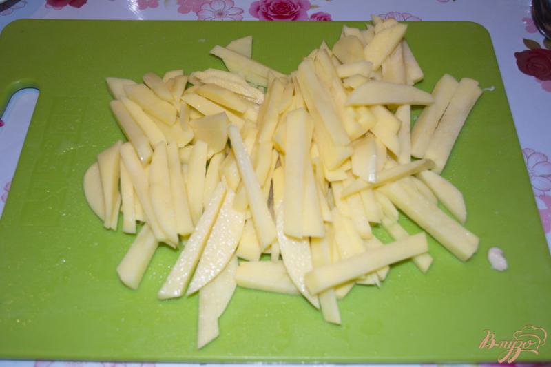 Фото приготовление рецепта: Тушеная картошка с курицей, помидорами и сыром шаг №2