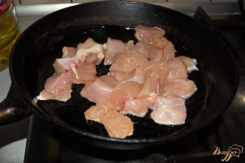 Фото приготовление рецепта: Тушеная картошка с курицей, помидорами и сыром шаг №3