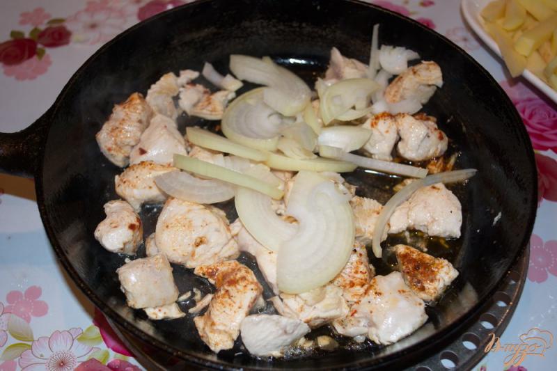 Фото приготовление рецепта: Тушеная картошка с курицей, помидорами и сыром шаг №4