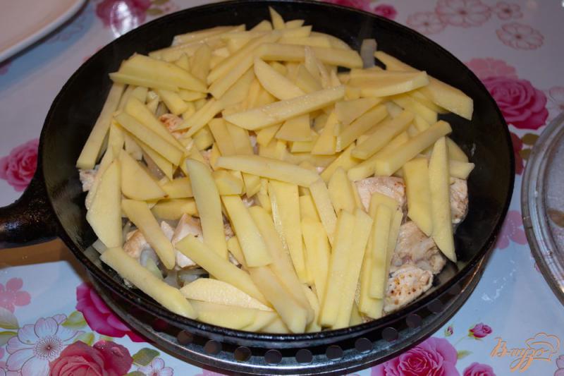Фото приготовление рецепта: Тушеная картошка с курицей, помидорами и сыром шаг №5