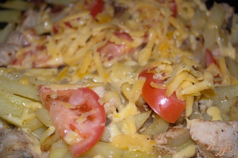Фото приготовление рецепта: Тушеная картошка с курицей, помидорами и сыром шаг №7
