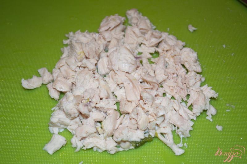 Фото приготовление рецепта: Салат с плавленым сыром и курицей шаг №1