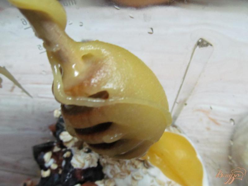 Фото приготовление рецепта: Смузи из банана и сливы с овсяными хлопьями шаг №4