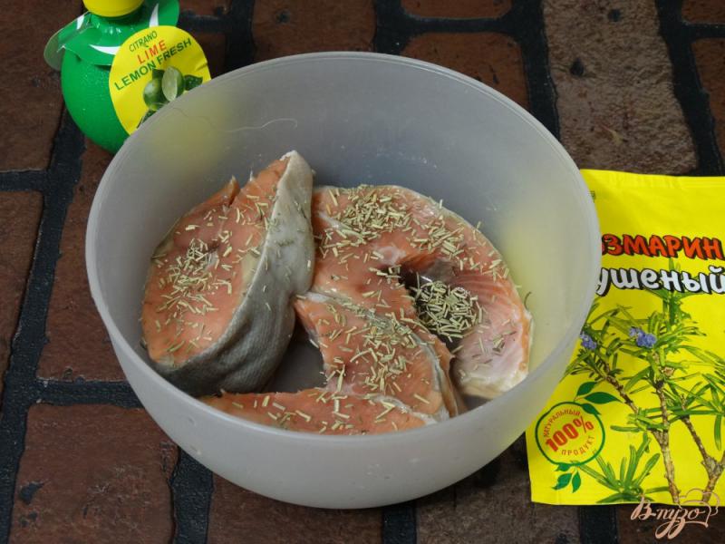 Фото приготовление рецепта: Горбуша в духовке с розмарином и лимонным соком шаг №2
