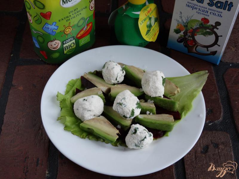 Фото приготовление рецепта: Салат с авокадо, свеклой и творожными шариками шаг №7