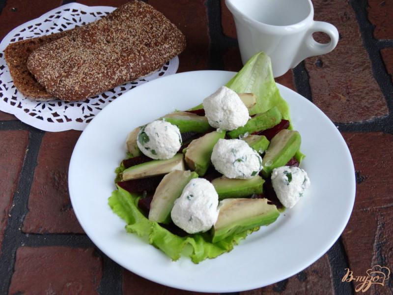 Фото приготовление рецепта: Салат с авокадо, свеклой и творожными шариками шаг №8