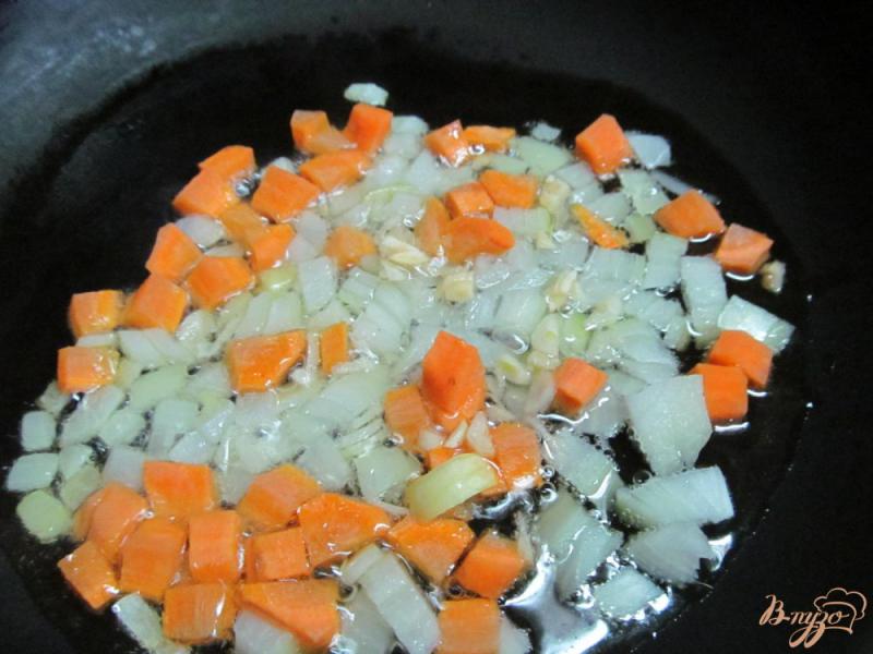 Фото приготовление рецепта: Жареный рис с яйцом и овощами шаг №3