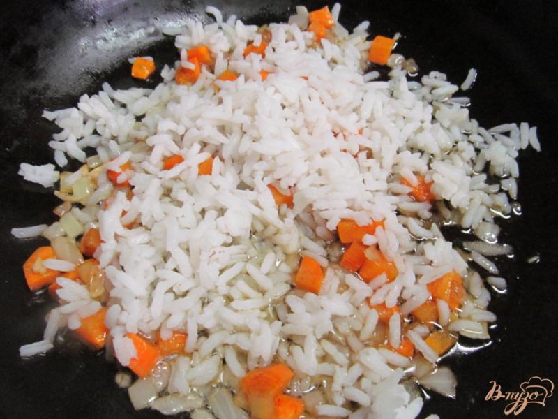 Фото приготовление рецепта: Жареный рис с яйцом и овощами шаг №6