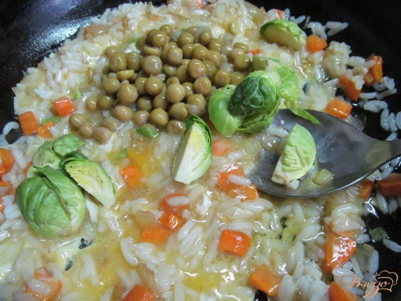 Фото приготовление рецепта: Жареный рис с яйцом и овощами шаг №8