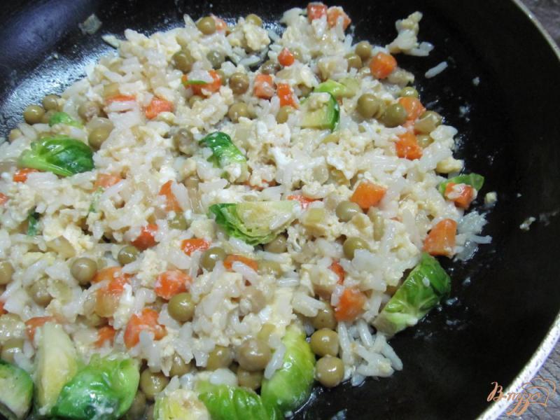 Фото приготовление рецепта: Жареный рис с яйцом и овощами шаг №9
