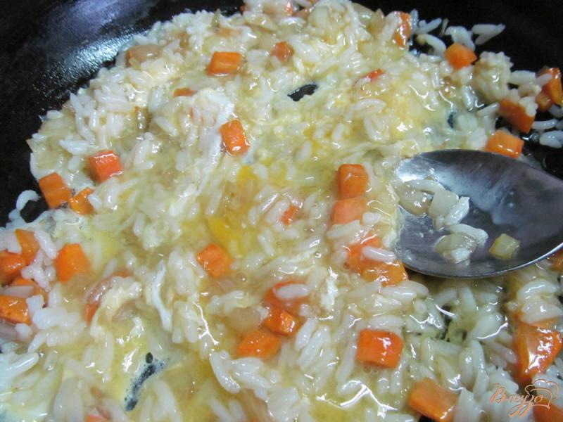 Фото приготовление рецепта: Жареный рис с яйцом и овощами шаг №7