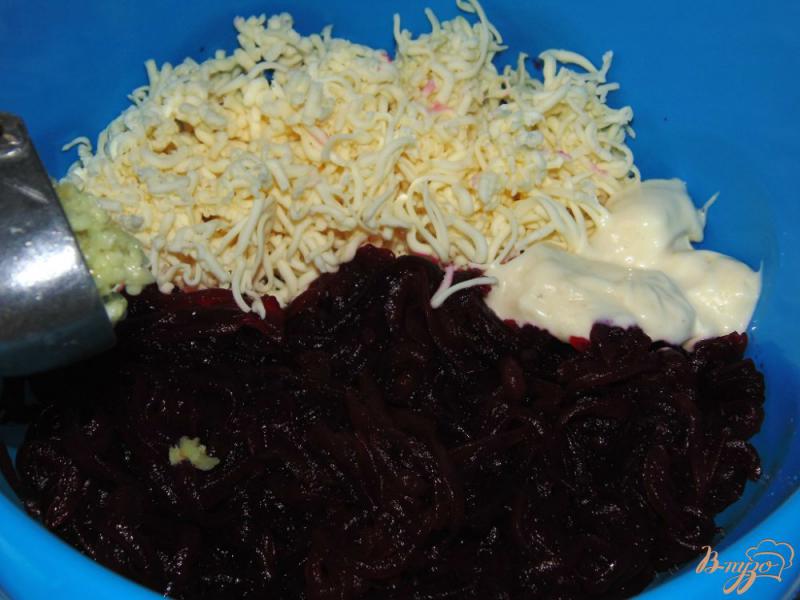 Фото приготовление рецепта: Свекольный салат с плавленым сыром шаг №4