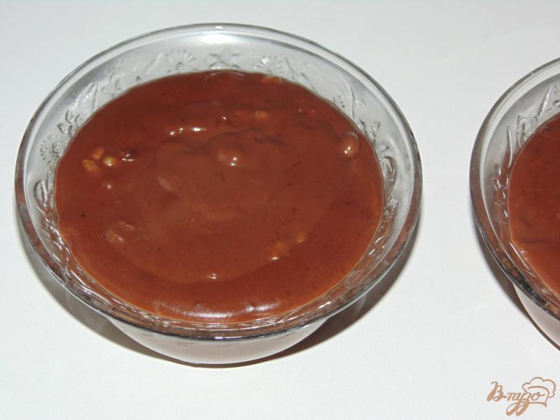Фото приготовление рецепта: Шоколадный пудинг с грецкими орехами шаг №8
