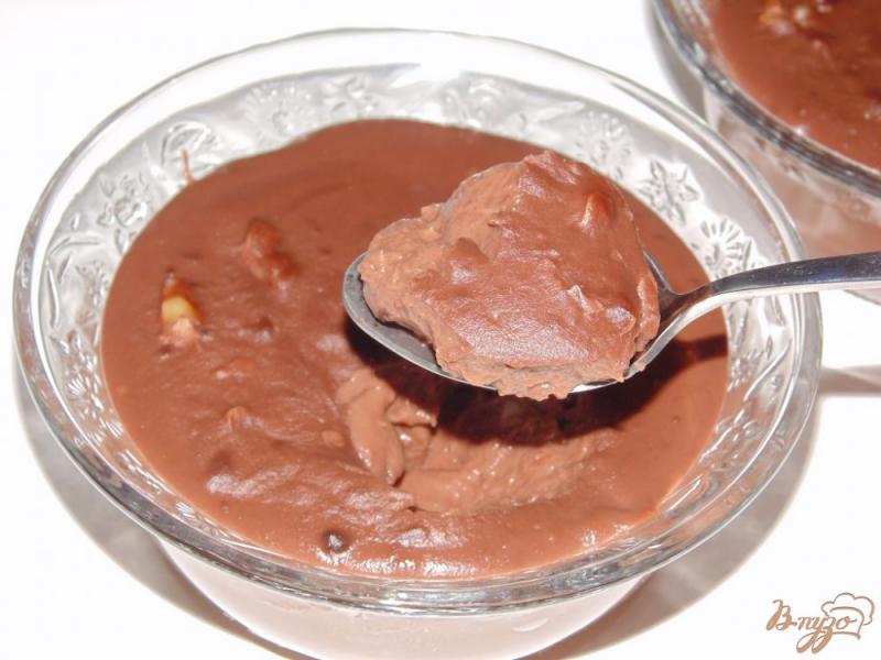 Фото приготовление рецепта: Шоколадный пудинг с грецкими орехами шаг №9