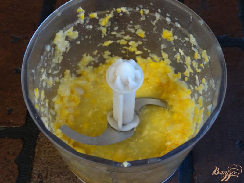 Фото приготовление рецепта: Сырный суп с консервированной кукурузой шаг №3
