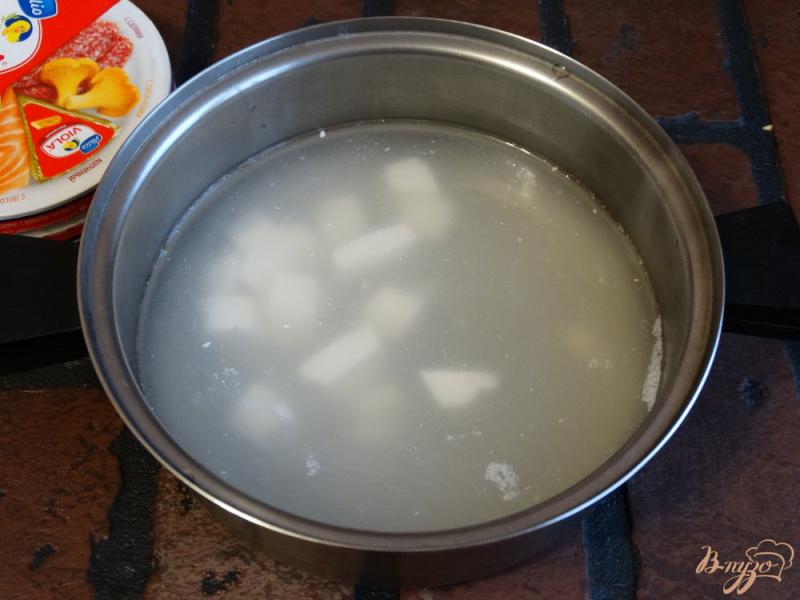 Фото приготовление рецепта: Сырный суп с консервированной кукурузой шаг №2