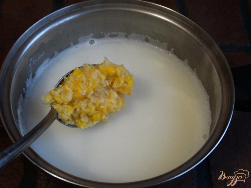 Фото приготовление рецепта: Сырный суп с консервированной кукурузой шаг №4