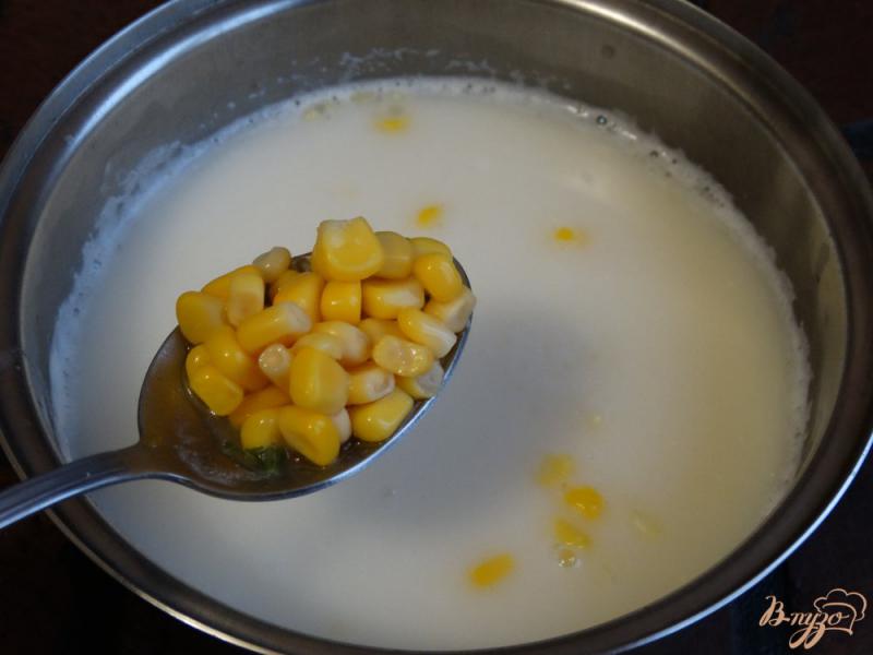 Фото приготовление рецепта: Сырный суп с консервированной кукурузой шаг №5