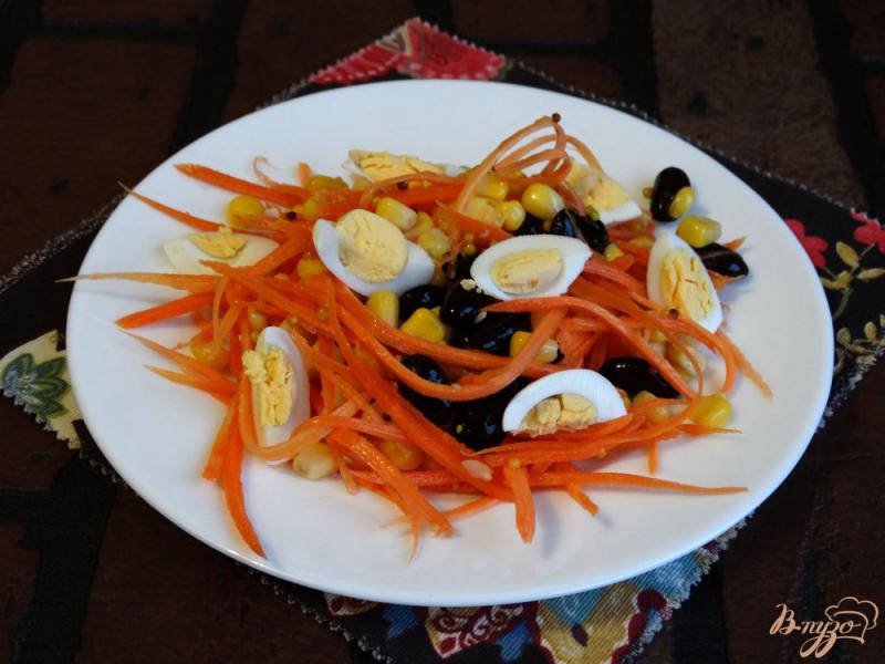 Фото приготовление рецепта: Салат с морковью, кукурузой и черной фасолью шаг №6