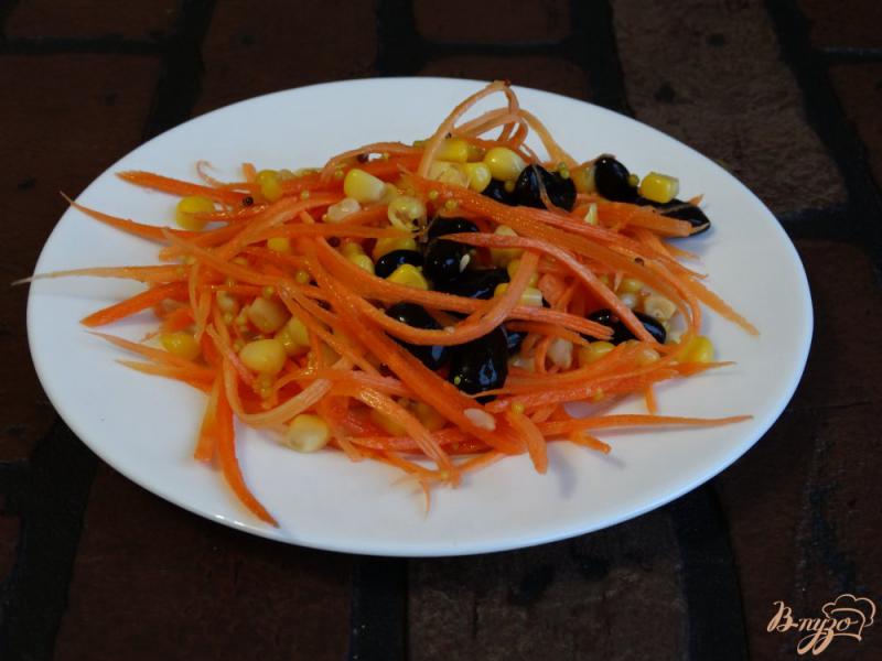 Фото приготовление рецепта: Салат с морковью, кукурузой и черной фасолью шаг №5