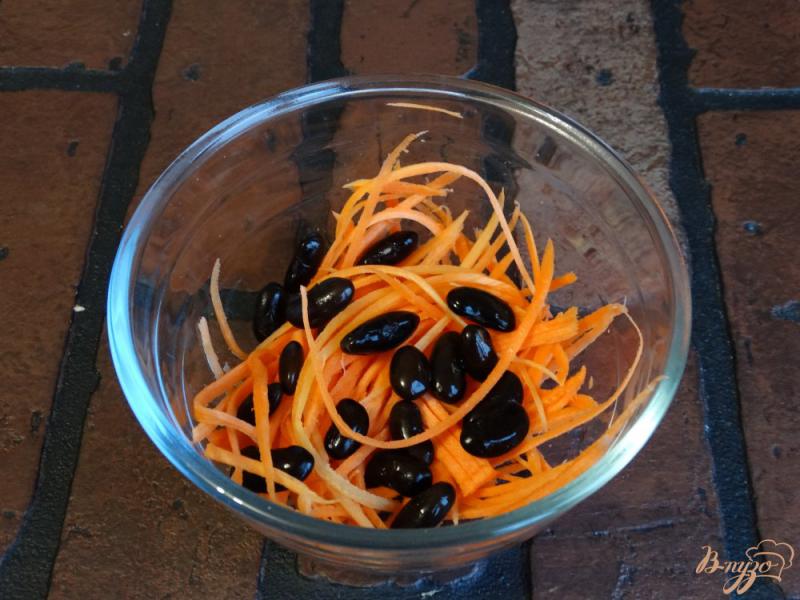 Фото приготовление рецепта: Салат с морковью, кукурузой и черной фасолью шаг №2