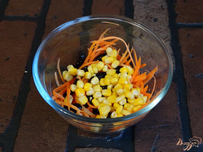 Фото приготовление рецепта: Салат с морковью, кукурузой и черной фасолью шаг №3