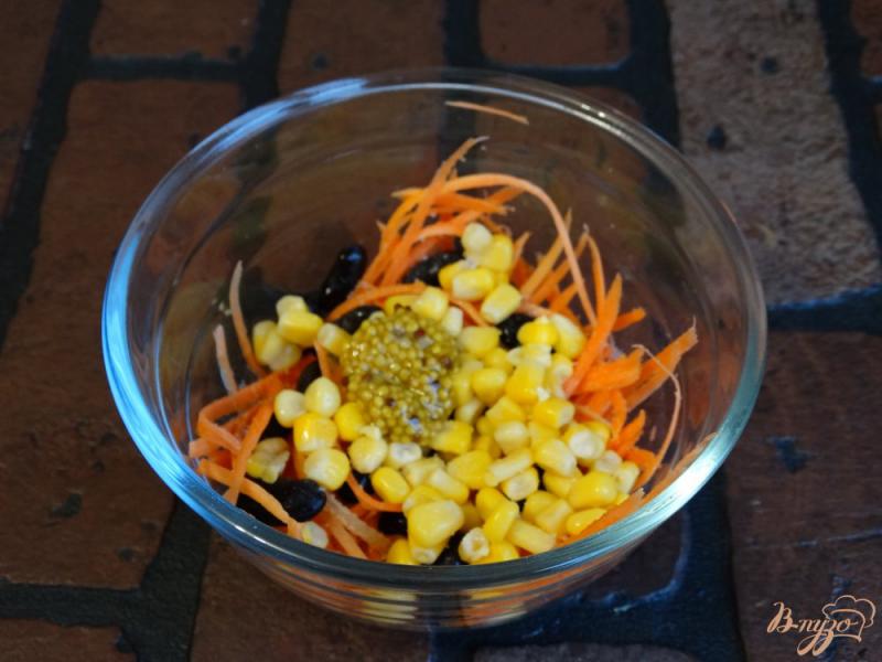 Фото приготовление рецепта: Салат с морковью, кукурузой и черной фасолью шаг №4