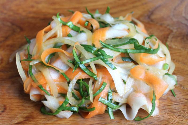 Фото приготовление рецепта: Салат из моркови, дайкона и маринованного лука шаг №6