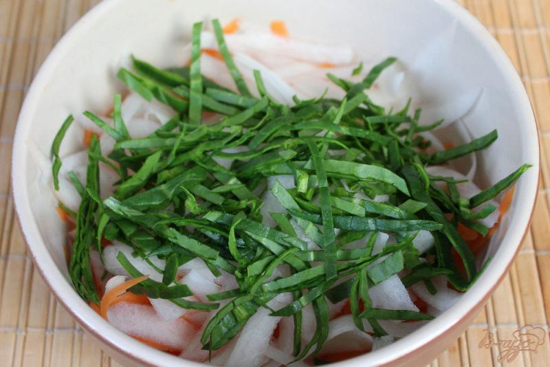 Фото приготовление рецепта: Салат из моркови, дайкона и маринованного лука шаг №4