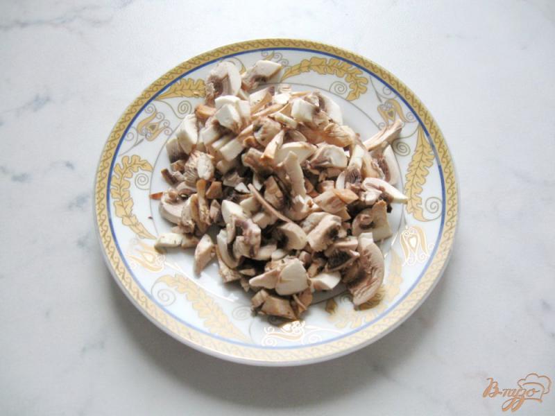 Фото приготовление рецепта: Зимний салат с грибами, омлетом и огурцами шаг №1