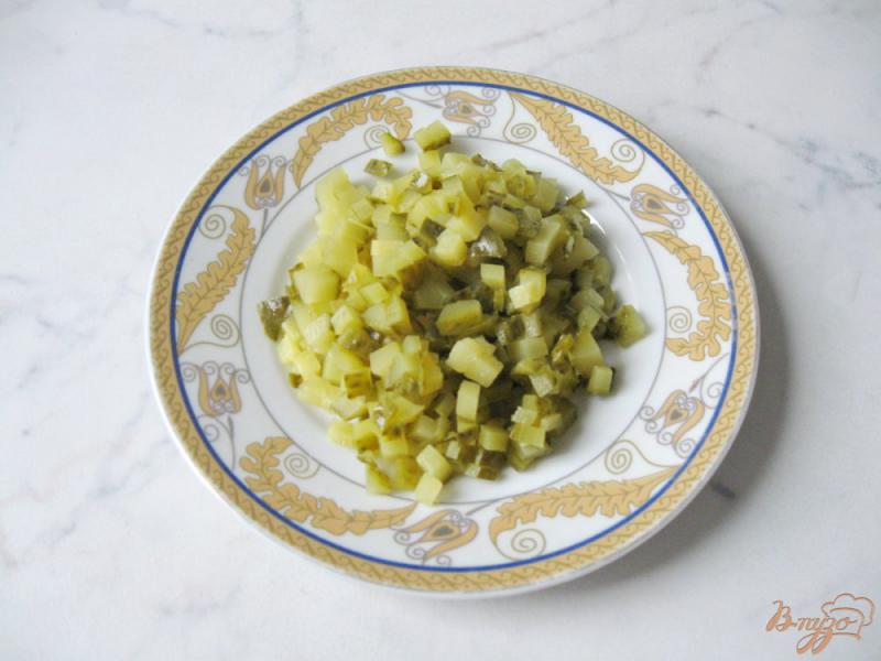 Фото приготовление рецепта: Зимний салат с грибами, омлетом и огурцами шаг №3