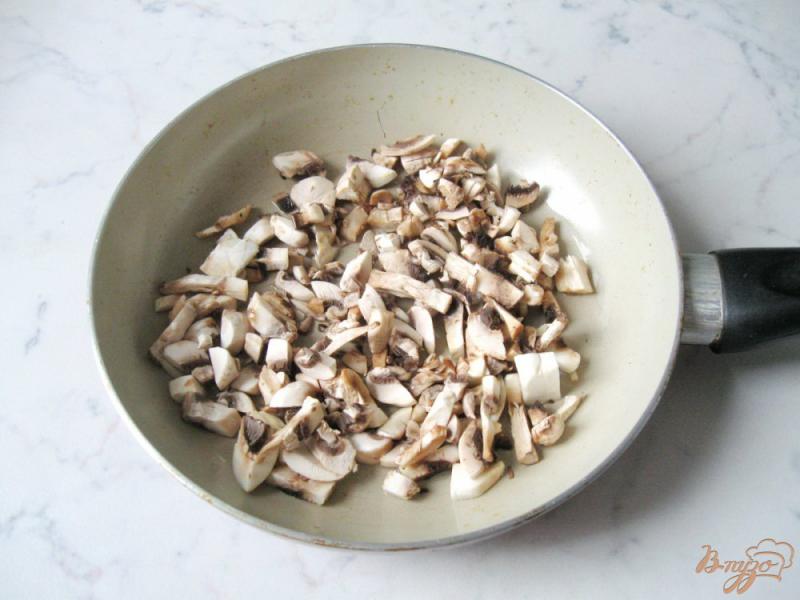 Фото приготовление рецепта: Зимний салат с грибами, омлетом и огурцами шаг №5