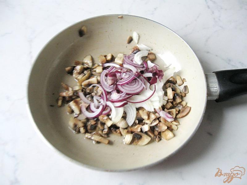 Фото приготовление рецепта: Зимний салат с грибами, омлетом и огурцами шаг №6