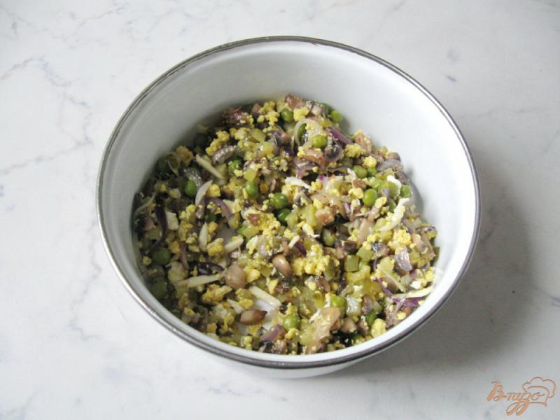 Фото приготовление рецепта: Зимний салат с грибами, омлетом и огурцами шаг №11