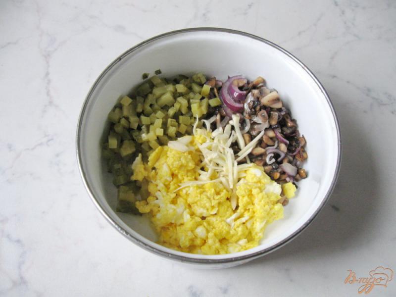 Фото приготовление рецепта: Зимний салат с грибами, омлетом и огурцами шаг №10